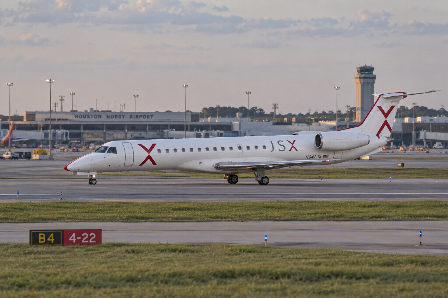 JSX Embraer ERJ-145 erleidet Fahrwerkskollaps nach hatter Landung in Houston