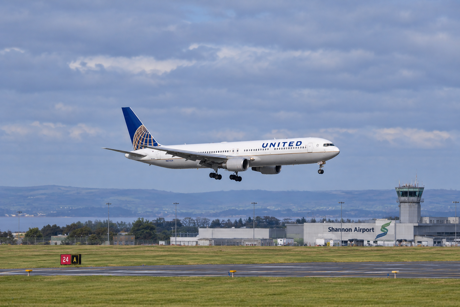 United Boeing 767-300 nach Triebwerksproblem in Shannon gelandet