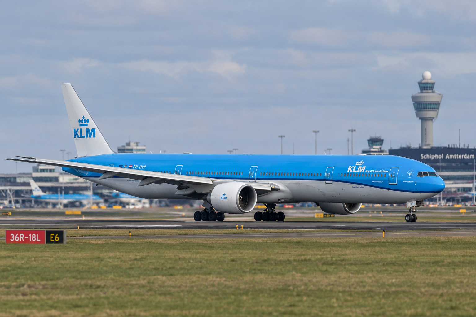 KLM Boeing 777-300 kehrt nach überhitzter Powerbank nach Amsterdam zurück