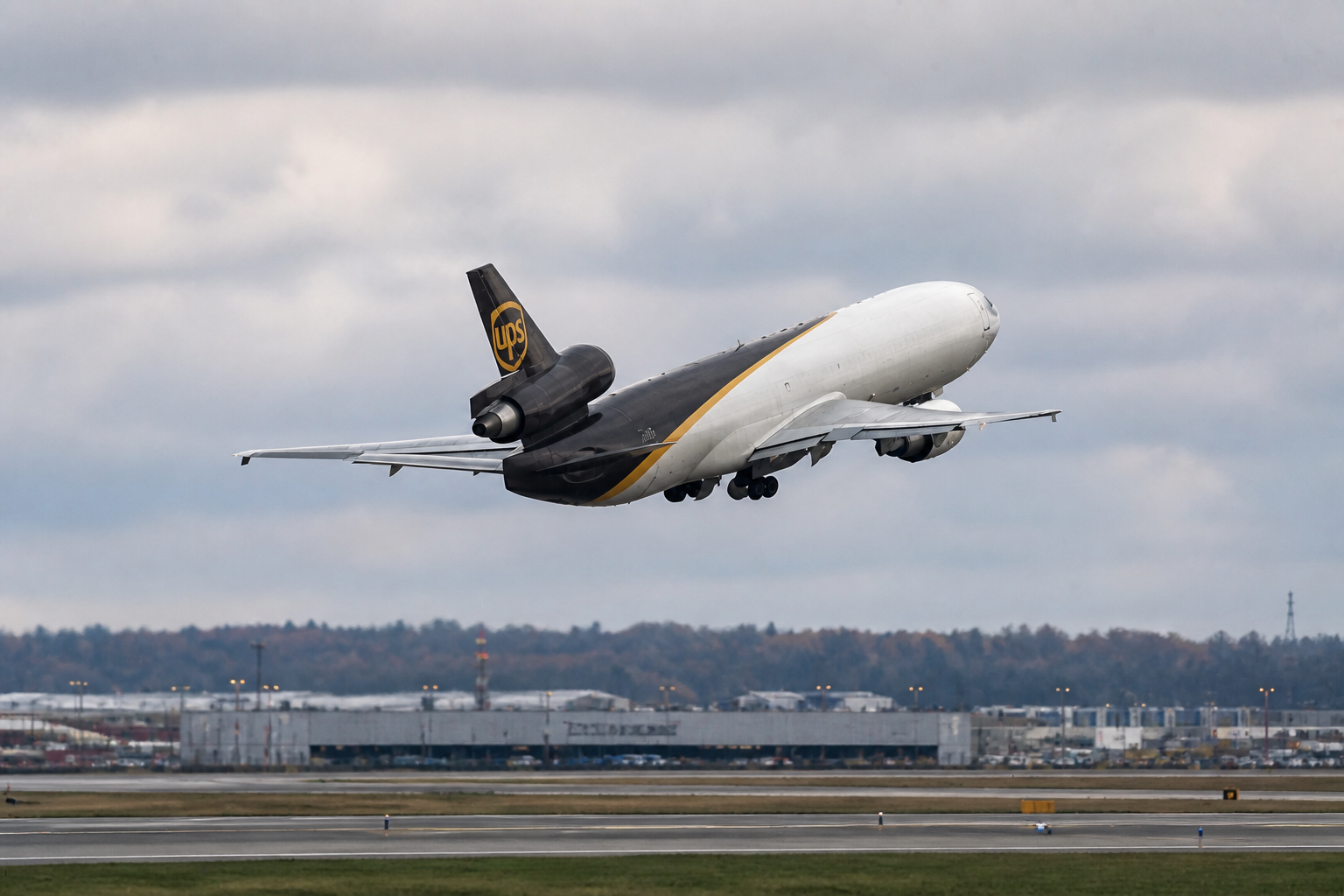 UPS-Frachtflug stürzt beim Start in Louisville ab – Triebwerk löst sich, mehrere Tote